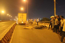 Xe tải cán chết người trong làn đường xe máy