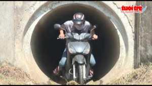 Kinh hoàng dân Tiền Giang chạy xe trong cống thoát nước