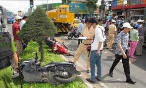 Dừng đèn đỏ, hàng loạt xe máy bị xe cẩu đâm thảm khốc