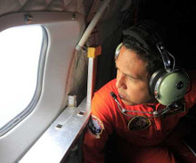 Thi thể các nạn nhân QZ8501 vẫn 'nắm tay nhau' khi được tìm thấy