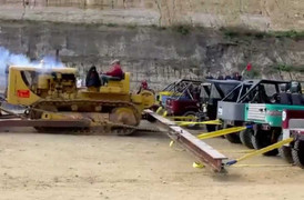 Video: 20 xe SUV đọ sức với máy ủi Caterpillar