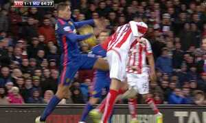 Man Utd may mắn thoát phạt đền