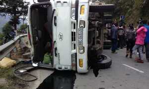 Lật xe tải, đường Lào Cai - Sapa tê liệt nhiều giờ