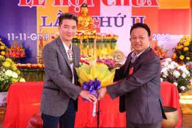 Mr Đàm đi từ thiện ngay sau liveshow tiền tỷ