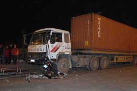 Đấu đầu xe container, lái xe mô tô tử vong tại chỗ