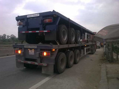 Băng qua đường, lái xe ôm cùng khách hàng bị xe rơmooc cán chết