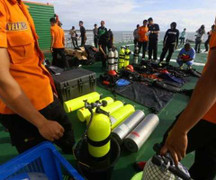 Trục vớt hai mảnh vỡ lớn máy bay AirAsia