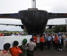 Thi thể nạn nhân máy bay AirAsia vẫn thắt dây an toàn