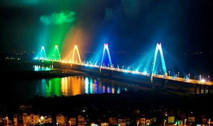 Xe thô sơ, xe đạp điện không được qua cầu Nhật Tân khi gió to