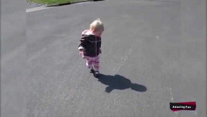 Clip: Em bé khóc toáng khi nhìn thấy bóng mình