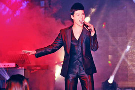 Nathan Lee lịch lãm với bộ vest hàng hiệu