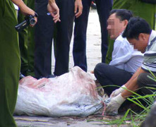 Mẹ hoảng hốt khi thấy thi thể con trai trong bao tải