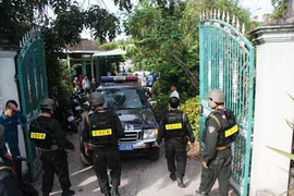 Gần trăm cảnh sát vây ráp bắt thuốc lá lậu