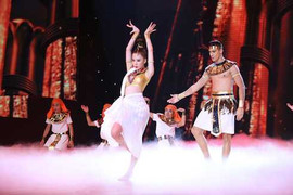 Video Bước nhảy hoàn vũ: Angela Phương Trinh hóa 'Nữ hoàng Ai Cập' nhảy gợi cảm