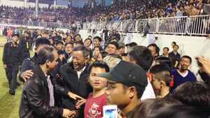 Bầu Đức xuống sân, mời cụ già lên khán đài