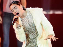 Hồ Ngọc Hà gục xuống sân khấu khi 'Cố xóa hết'