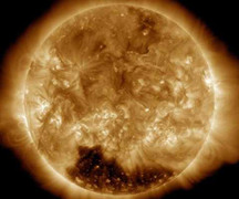 Lỗ thủng trên mặt trời xuất hiện đúng ngày đầu năm 2015