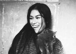 Con gái nuôi Mr. Đàm thay cha mang 'Hiệp sỹ mù' tới Roma