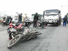 Hà Nội: Xe bồn đâm liên hoàn 9 xe máy gần siêu thị Big C