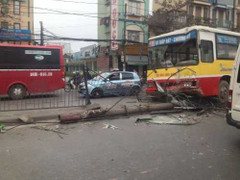 Xe buýt đâm đổ cột đèn, cày nát 30m dải phân cách