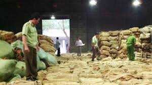 Lợi dụng nghỉ Tết, tập kết 7 tấn thuốc lá lậu từ Trung Quốc