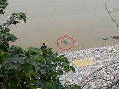 Phát hiện xác chết trôi sông với nhiều vết chém vào đầu