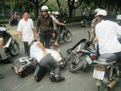 Bị nạn nhân truy đuổi, tên cướp gặp tai nạn