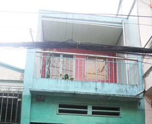 Con trai phát hiện cha mẹ nằm gục trên sàn nhà