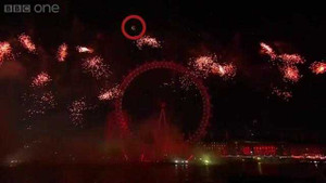 Kinh ngạc 'đĩa bay' xuất hiện trên bầu trời pháo hoa London