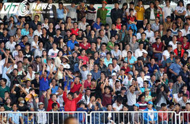 Bầu Đức mời cụ già lên chỗ VIP