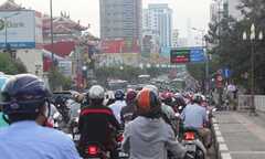 Đường phố Sài Gòn kẹt cứng ngày làm việc đầu năm