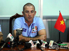 Thầy Giôm: 'Cầu thủ sút vỡ biển quảng cáo cũng được'