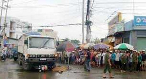 Xe máy chui gầm xe ben, 1 người chết thảm