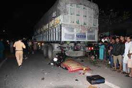 Ôtô 'húc' xe máy tông vào xe tải, 3 người chết thảm