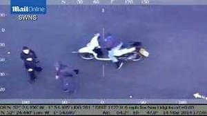 Clip: Cảnh sát truy đuổi 'quái xế' trên phố hẹp như phim hành động