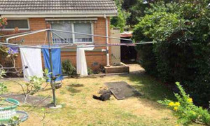 Clip: 'Hố tử thần' nuốt chửng phụ nữ đang phơi quần áo