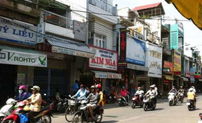 Hàng chục nhân viên vây bắt nhóm cướp tiệm vàng