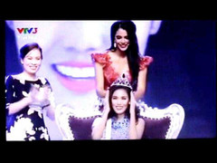 Phút đăng quang ấn tượng của Hoa khôi Áo dài Lan Khuê