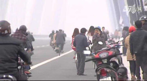 Video: Cảnh lộn xộn trên cầu Nhật Tân khi vừa khánh thành