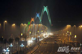 Lý do Hà Nội cấm khách bộ hành qua cầu Nhật Tân