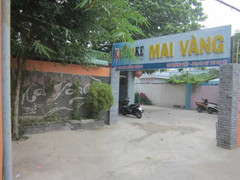 Chủ quán karaoke cho tiếp viên múa thoát y