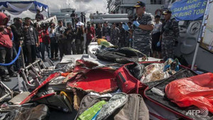 Thợ lặn gấp rút tìm kiếm thi thể nạn nhân máy bay AirAsia