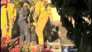 Clip: Phụ nữ cởi đồ chui vào ống khói nhà bạn trai cũ bị mắc kẹt