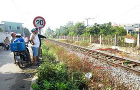 Chồng đau đớn nhìn vợ bị tàu hỏa cán chết