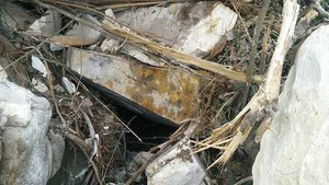 Tảng đá chục tấn rơi trúng, lái máy xúc kẹt cứng