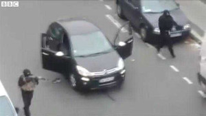 Video: Các tay súng tẩu thoát sau khi tấn công tạp chí Pháp