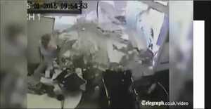 Thoát chết hy hữu khi xe tải tông sập tường