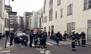 Những kẻ lạ mặt xông vào tòa báo bắn chết 12 người