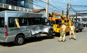 Xe bồn đâm xe ô tô 16 chỗ, nhiều người nhập viện