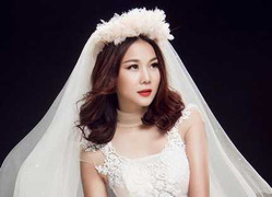 Thanh Hằng rạng rỡ trong trang phục áo cưới